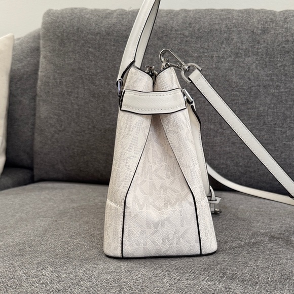 Michael Kors Monogram White Satchel - Picture 4 of 11
